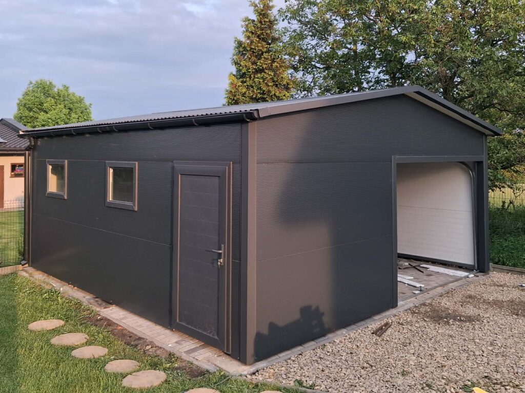 Garaż z płyty warstwowej 6m x 6m